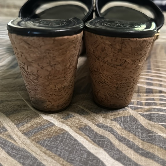 Tory Burch Pamela Wedge Sandals Black Patent 8 - Picture 5 of 5